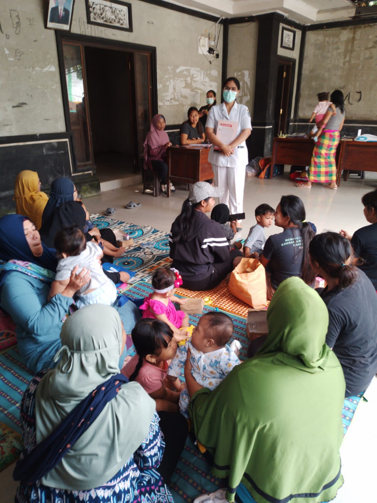 Kegiatan Posyandu, Memberikan Pelayanan Imunisasi Bagi Balita di Balai Banjar Angantiga